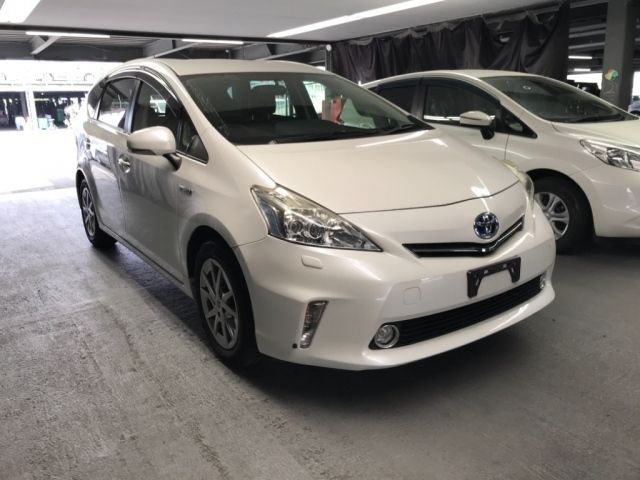 1156 Toyota Prius alpha ZVW41W 2014 г. (NISSAN Osaka)